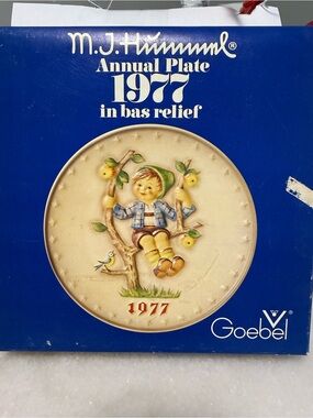 Hummel 1977 Annual Plate -with original box